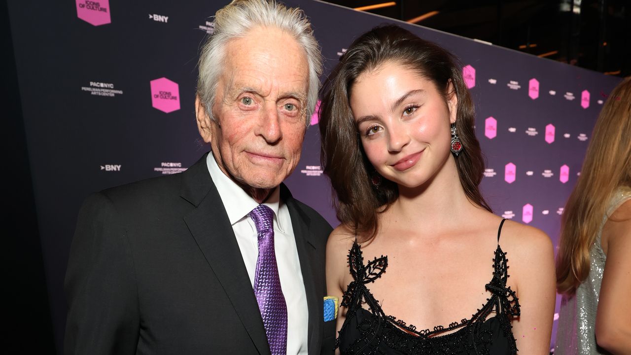 Carys Douglas, la figlia di Catherine Zeta-Jones con lo stesso abito indossato da sua mamma 20 anni fa è una dichiarazione d'amore al vintage “di famiglia”