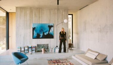 La casa in Grecia di Goshka Macuga, un volume in cemento e vetro che sembra atterrato dall’altrove