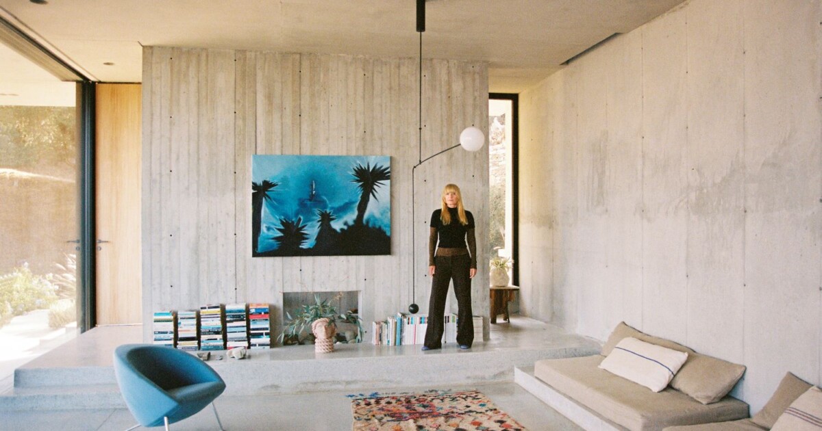 La casa in Grecia di Goshka Macuga, un volume in cemento e vetro che sembra atterrato dall’altrove