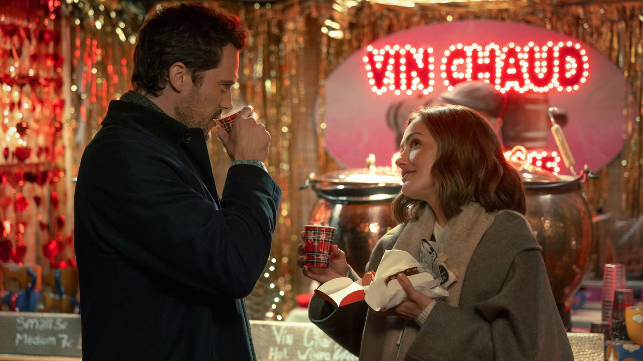 Champagne problems, su Netflix la rom-com natalizia che ci invita ad accettare la grande avventura di essere noi stessi