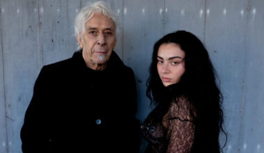 Charli XCX e John Cale, la strana coppia di "House": guarda il video - OndaRock