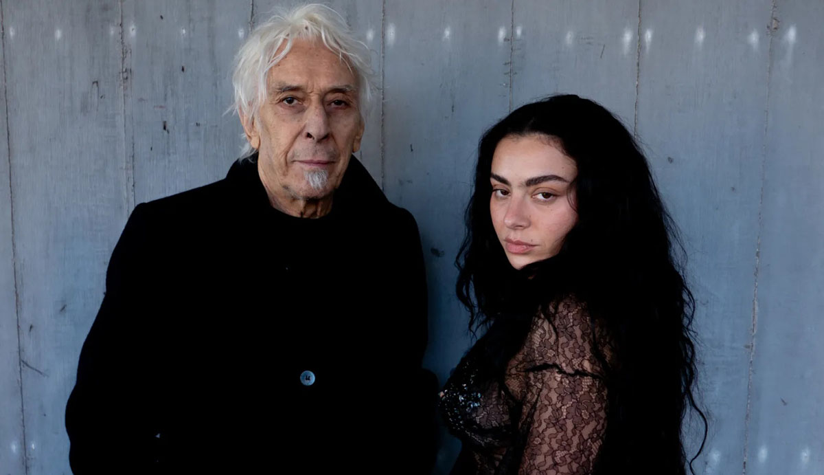 Charli XCX e John Cale, la strana coppia di "House": guarda il video - OndaRock
