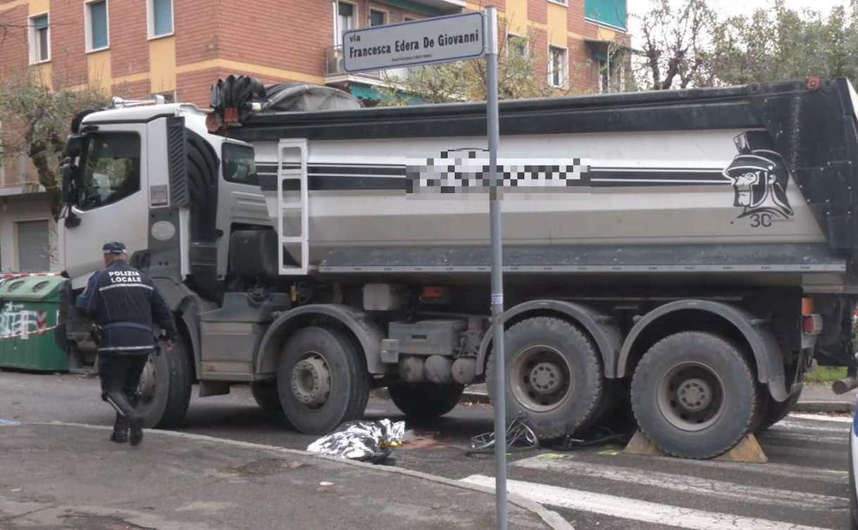 Bologna, ciclista travolta da un camion: morta la 23enne Viola Mazzotti