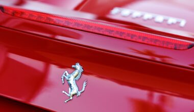 Usa le sue tre Ferrari tutti i giorni: raggiunto un record impensabile