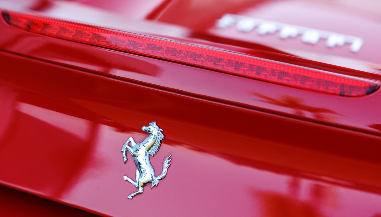 Usa le sue tre Ferrari tutti i giorni: raggiunto un record impensabile