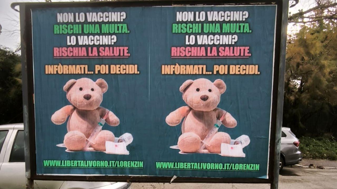 Livorno, cento manifesti contro i vaccini affissi sui muri in giro per la città