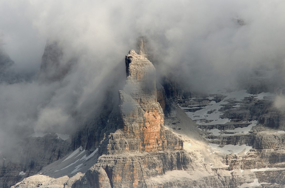 Nebbia, cime tra le nubi: opportunità per il fotografo