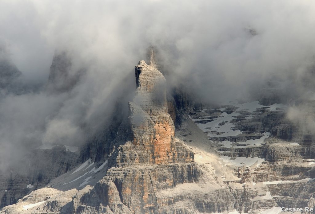 Le poco riconoscibile falde del gruppo di Cima Brenta. Foto Cesare Re
