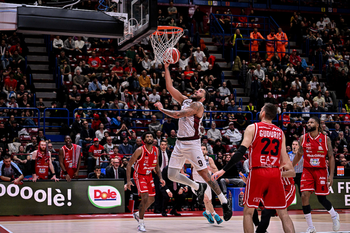 FOCUS BM/ IL MOMENTO DEL WEEKEND LBA: L'APPOGGIO DI TIMMY ALLEN IN FACCIA A SHAVON SHIELDS, TRAPANI ESPUGNA IL FORUM - DI ALESSIO APICELLA