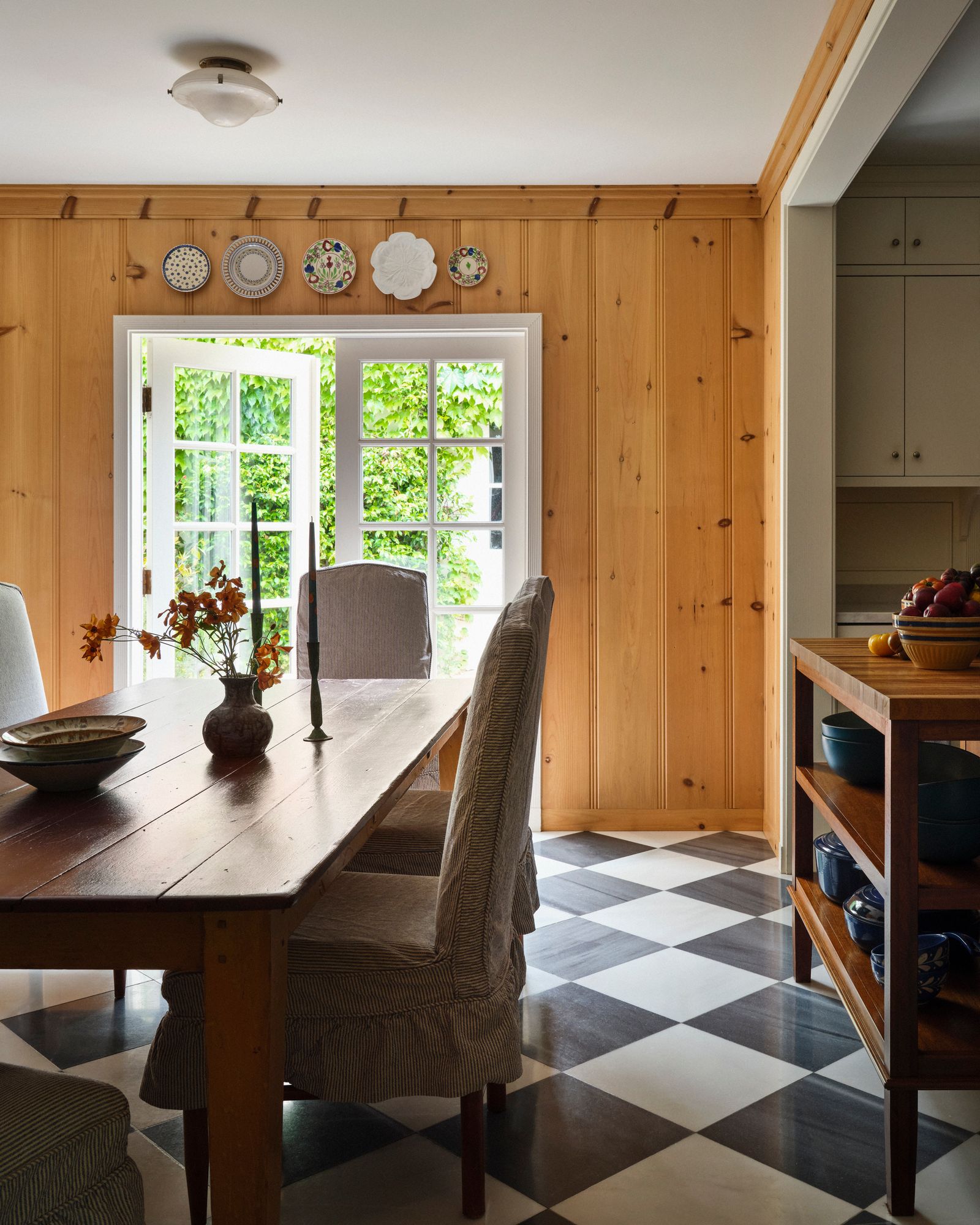 sala da pranzo pavimento a scacchiera parete rivestita in legno tavolo da pranzo