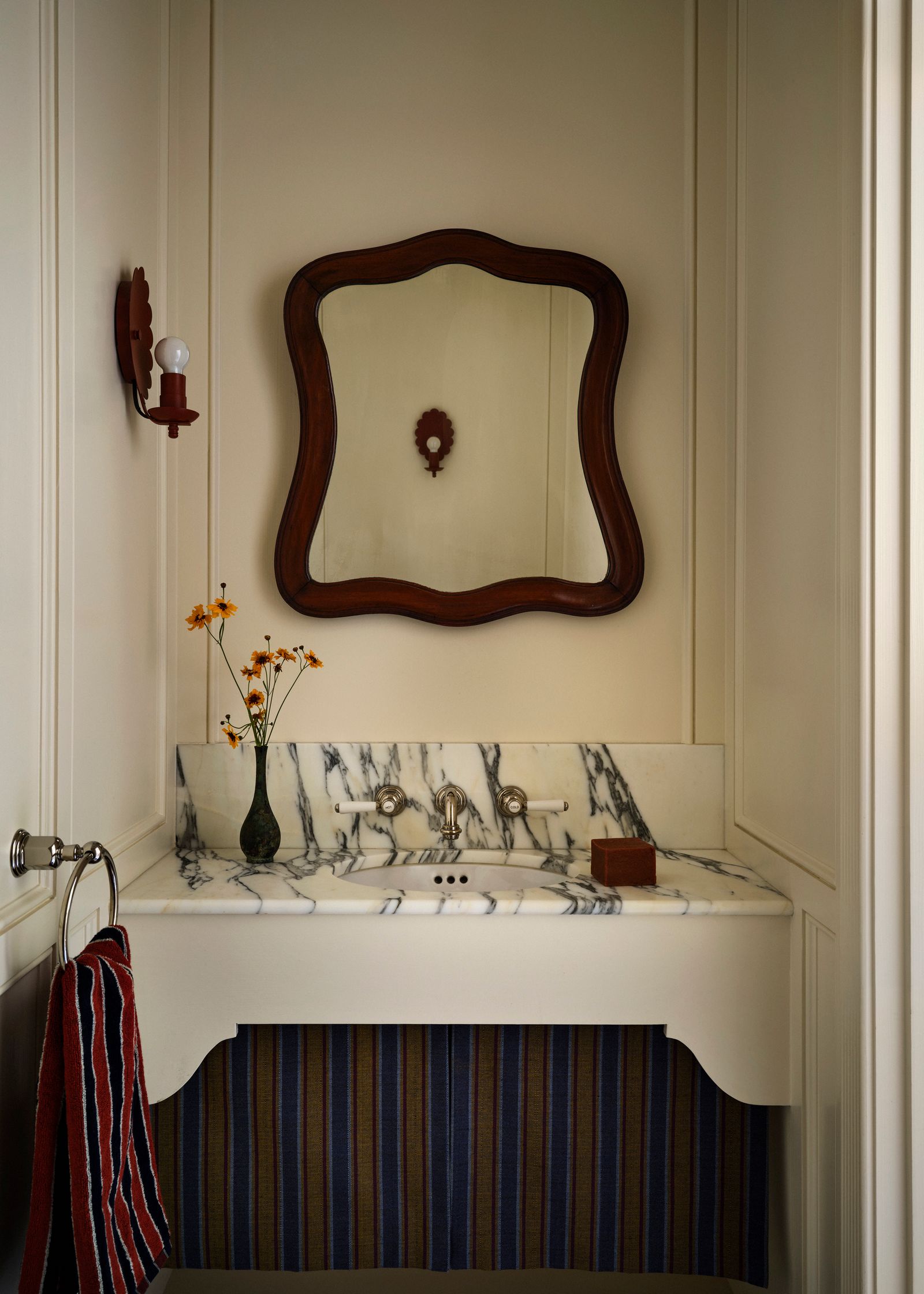 bagno lavabo in marmo specchio vintage applique