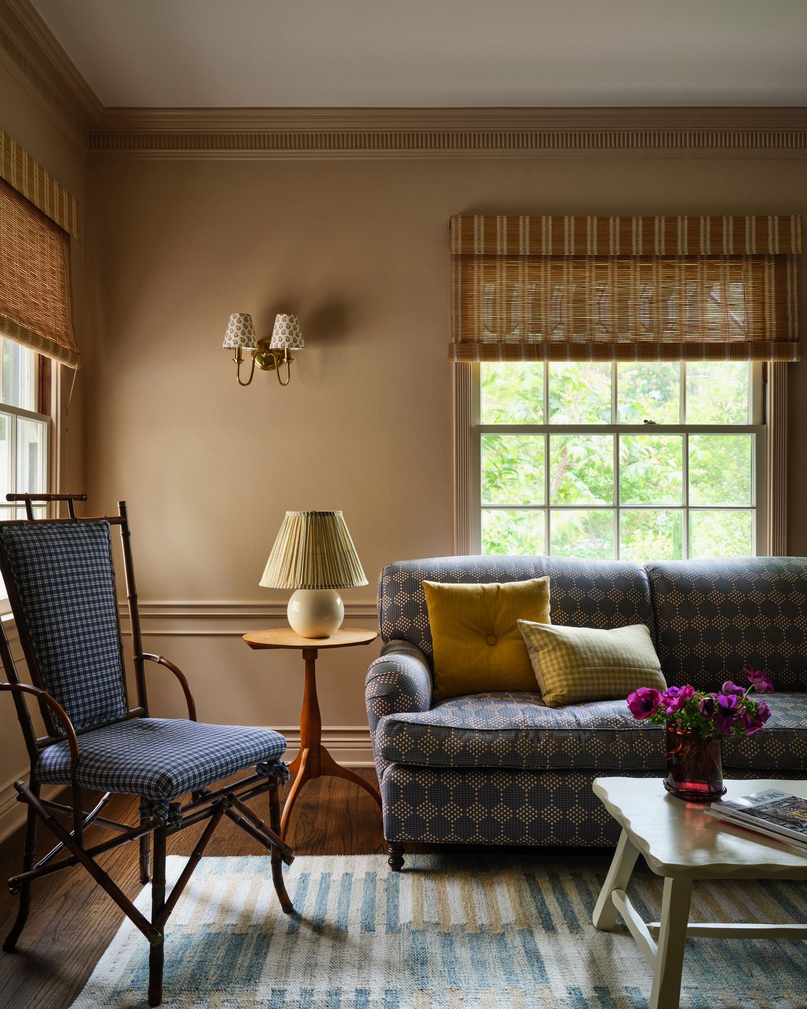 divano vintage cuscini gialli tavolino d'appoggio con lampada da tavolo sedia tavolino applique tappeto