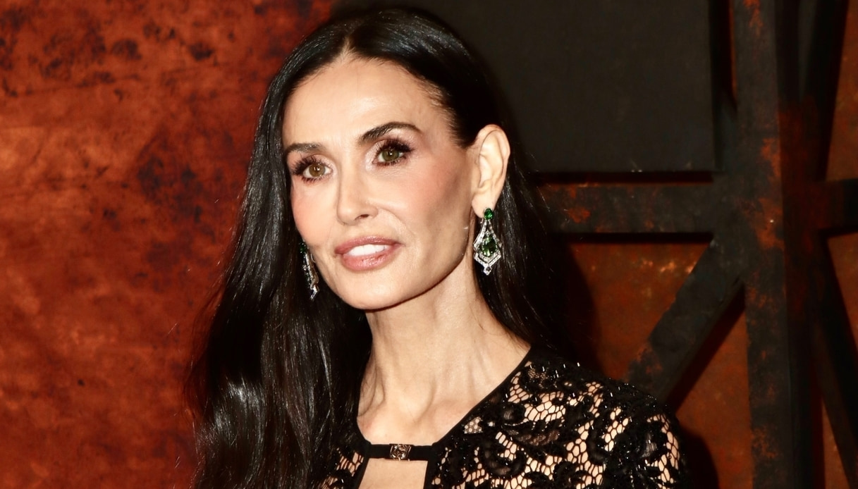 Demi Moore, la jumpsuit di pizzo nero trasparente: una favola a 63 anni