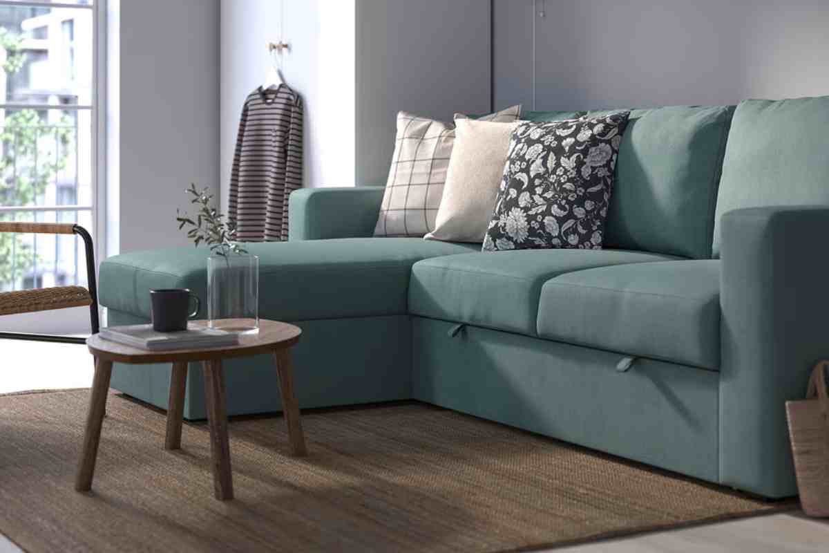 un soggiorno con uno dei migliori divani ikea da comprare con le offerte di novembre