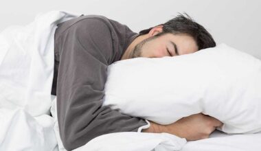 Sonno, se ti addormenti in pochi secondi non è un bene: il neurologo lancia l'allarme | È il campanello d’allarme