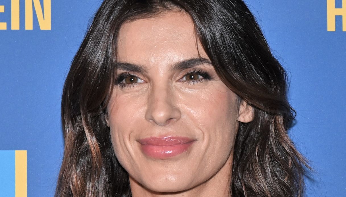 Elisabetta Canalis, lo slip dress nero con ricamo prezioso lascia senza fiato