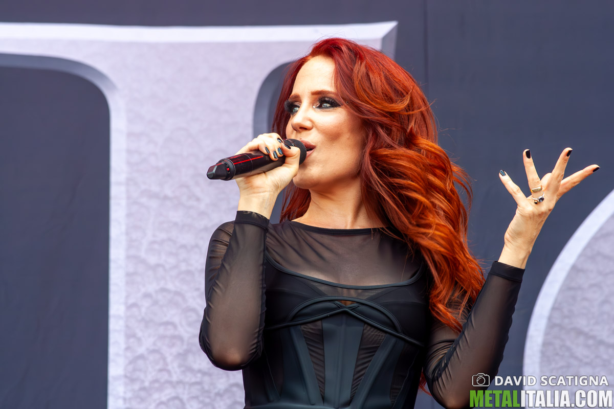 posticipano il tour asiatico per problemi di salute di Simone Simons