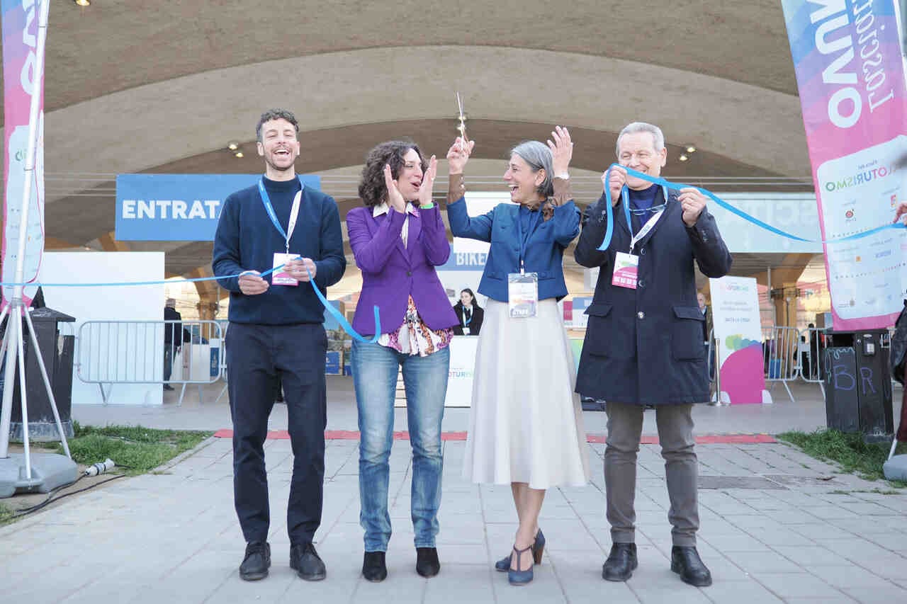 Fiera del Cicloturismo 2025 taglio del nastro con Mattia Santori, Simona Larrghetti, Pinar Pinzuti, Claudio Mazzanti