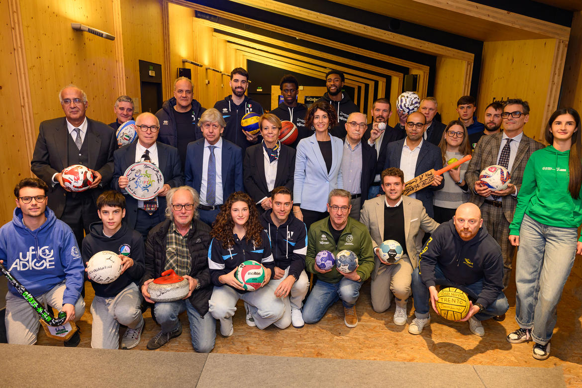 Palle e attrezzature autografate delle squadre trentine entrano nella collezione del Museo storico