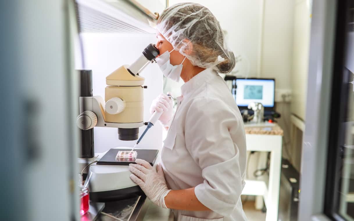 Gonorrea resistente agli antibiotici, allarme Oms: sintomi, trasmissione e come prevenirla