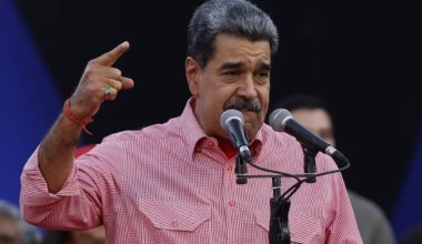 Venezuela, Maduro: “Via a mobilitazione contro Usa”. Machado: 'Deponete le armi'
