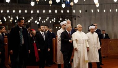 Papa in Turchia: 'La religione non giustifica le guerre'. Poi la visita alla Moschea Blu