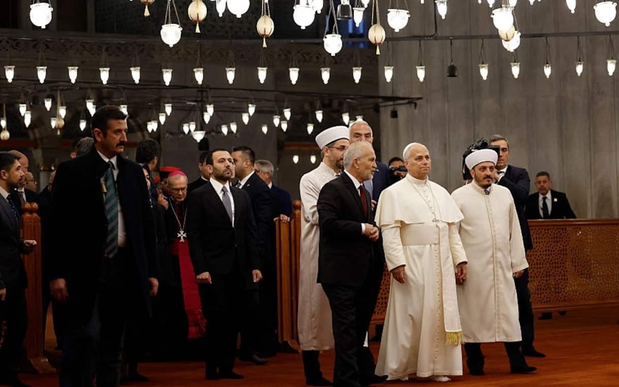 Papa in Turchia: 'La religione non giustifica le guerre'. Poi la visita alla Moschea Blu