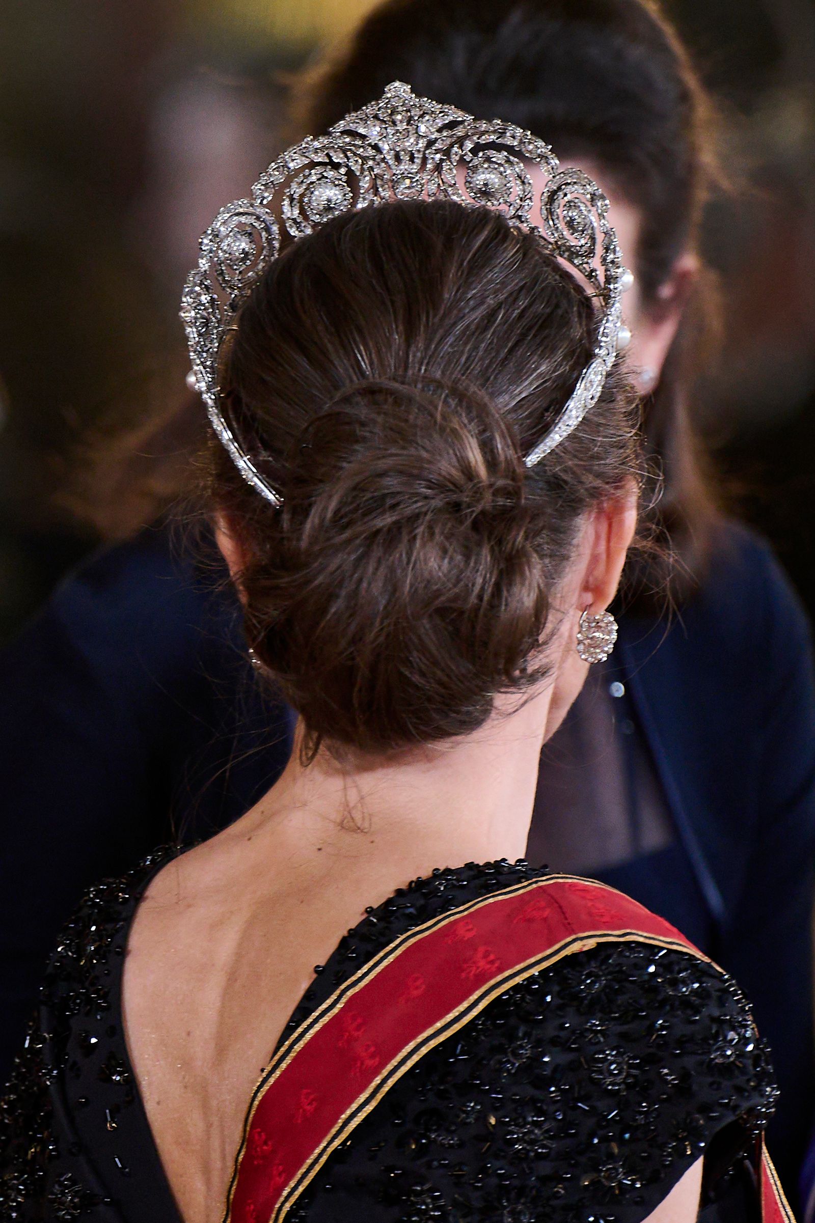 La tiara vista da dietro.