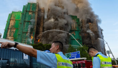 Incendio a Hong Kong, i morti salgono a 55. Tre arresti per omicidio colposo - Il Fatto Quotidiano
