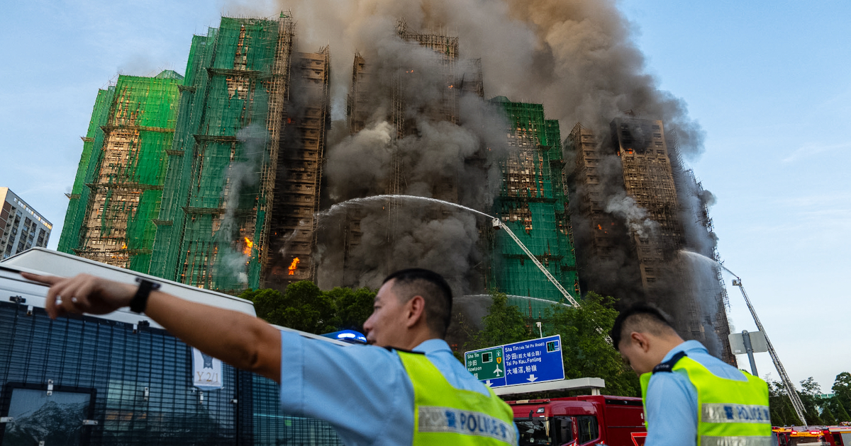 Incendio a Hong Kong, i morti salgono a 55. Tre arresti per omicidio colposo - Il Fatto Quotidiano