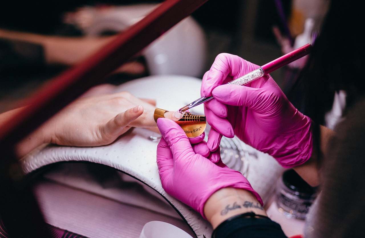 Va a farsi le unghie dall'estetista e prende l'HIV: due famiglie rovinate per sempre | Occhio sempre a questi strumenti