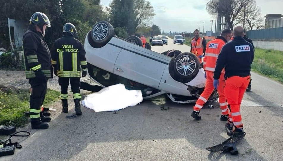 Auto fuori strada nel Foggiano: morto 23 enne