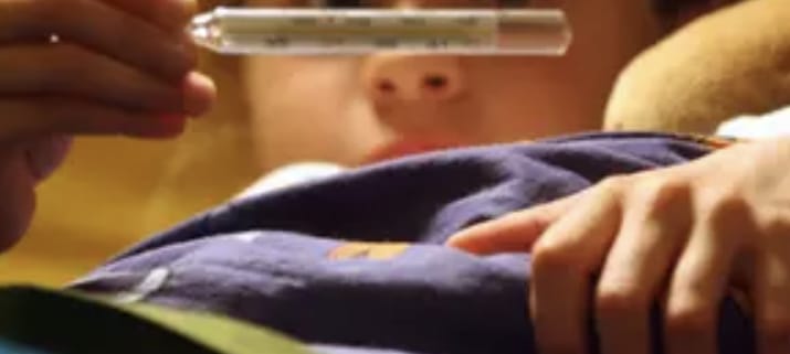 Si lamenta del mal di gola con la madre, poi cade a terra e muore a 11 anni