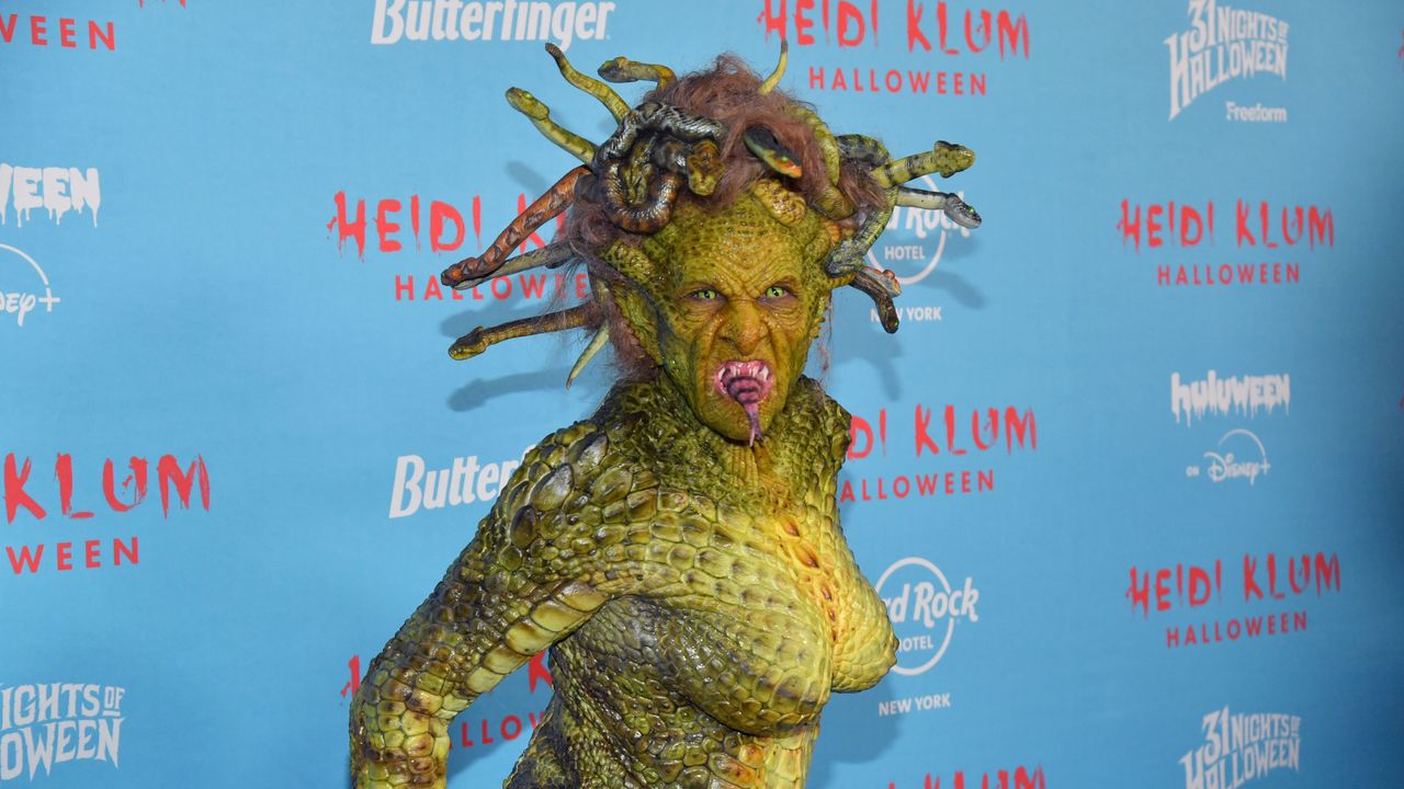 Heidi Klum, la regina di Halloween: le foto del suo incredibile travestimento da Medusa e tutte le altre star