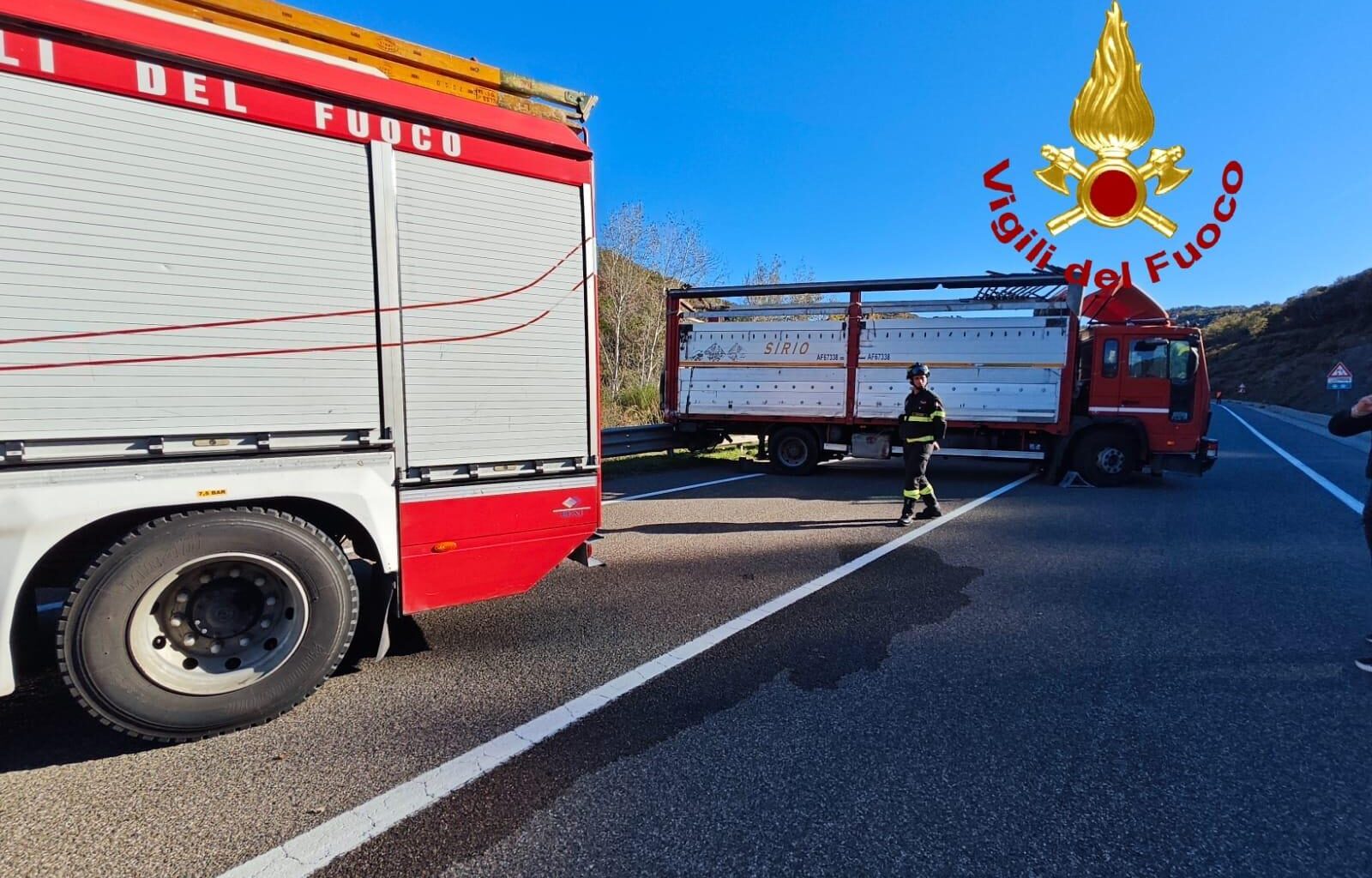 Camionista muore sulla 128bis, tragedia durante il lutto a Buddusò