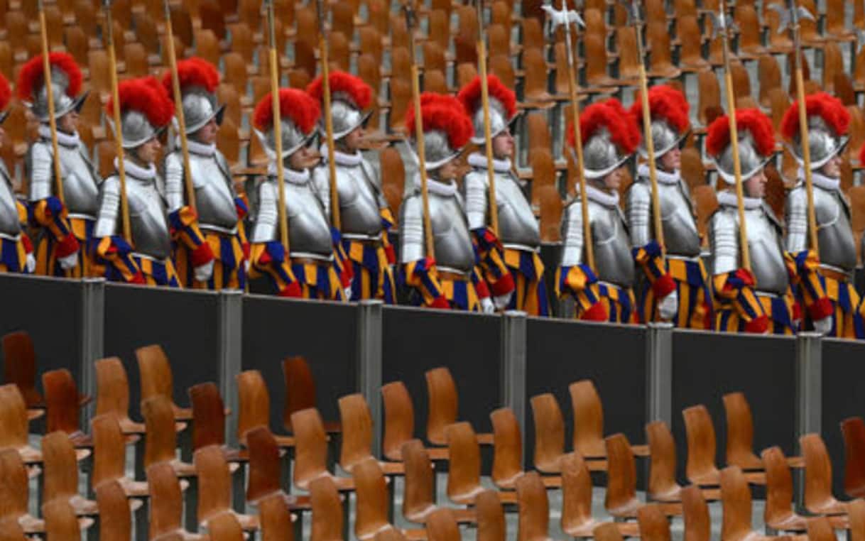 Vaticano, Guardia svizzera indagata per antisemitismo: presunti insulti ad ebrei