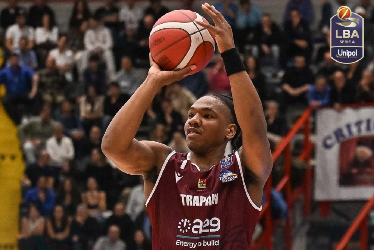 Trapani Shark vince anche a Napoli, battaglia legale sul palazzetto