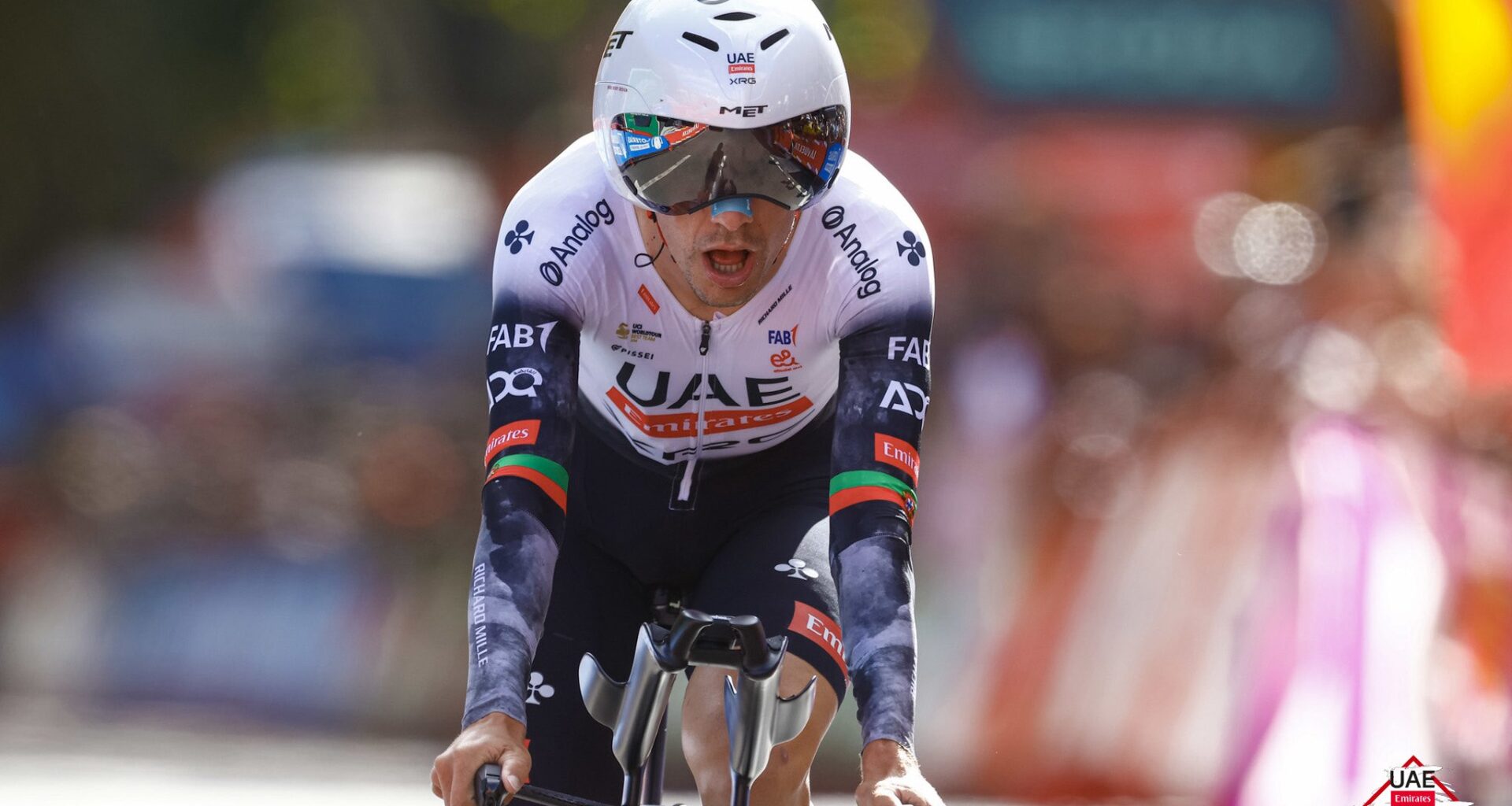 UAE Team Emirates XRG, João Almeida: "Alcuni corridori hanno bisogno di un corso su come fare le curve e le discese"