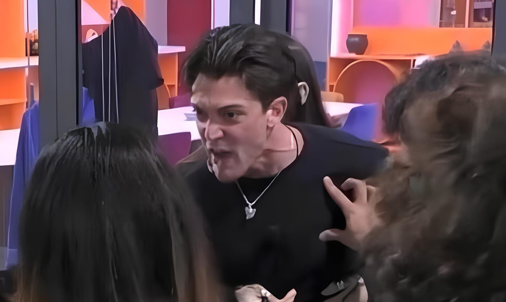 Delirio al GF: Jonas furibondo inveisce contro Omer che si abbassa i pantaloni. Regia costretta a staccare