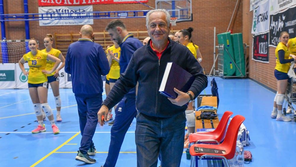 Pallavolo B1F GirA – Julio Velasco tra gli spettatori di Volpiano-Alessandria (foto di Giovanni Manavella) – iVolley Magazine