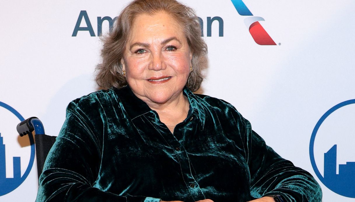 Kathleen Turner in sedia a rotello, il dramma dell'attrice sex symbol di Brivido Caldo
