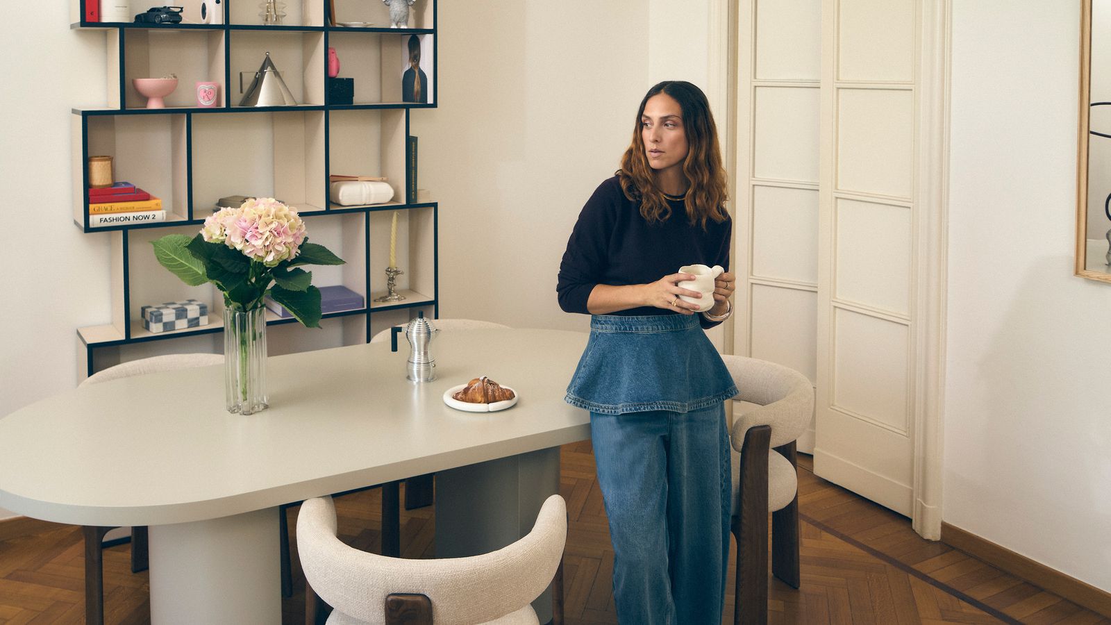 Casa Erika Boldrin Milano Kave Home tavolo libreria sedia