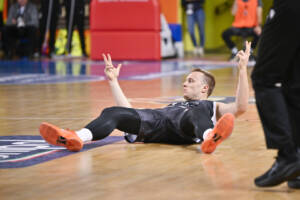 Arturs Strautins, nella gara precedente a quella con Venezia, festeggia dopo una tripla.