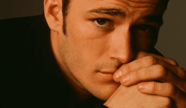 Le foto dei figli mostrate tra un ciak e l’altro, il padre violento che voleva dimenticare e quella frase sulla morte che oggi fa venire i brividi: il ritratto più intimo di Luke Perry