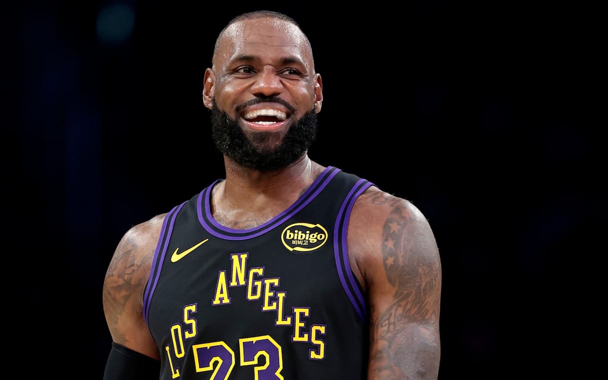 NBA, LeBron e un debutto storico: doppia doppia ai Jazz e 23^ stagione da professionista