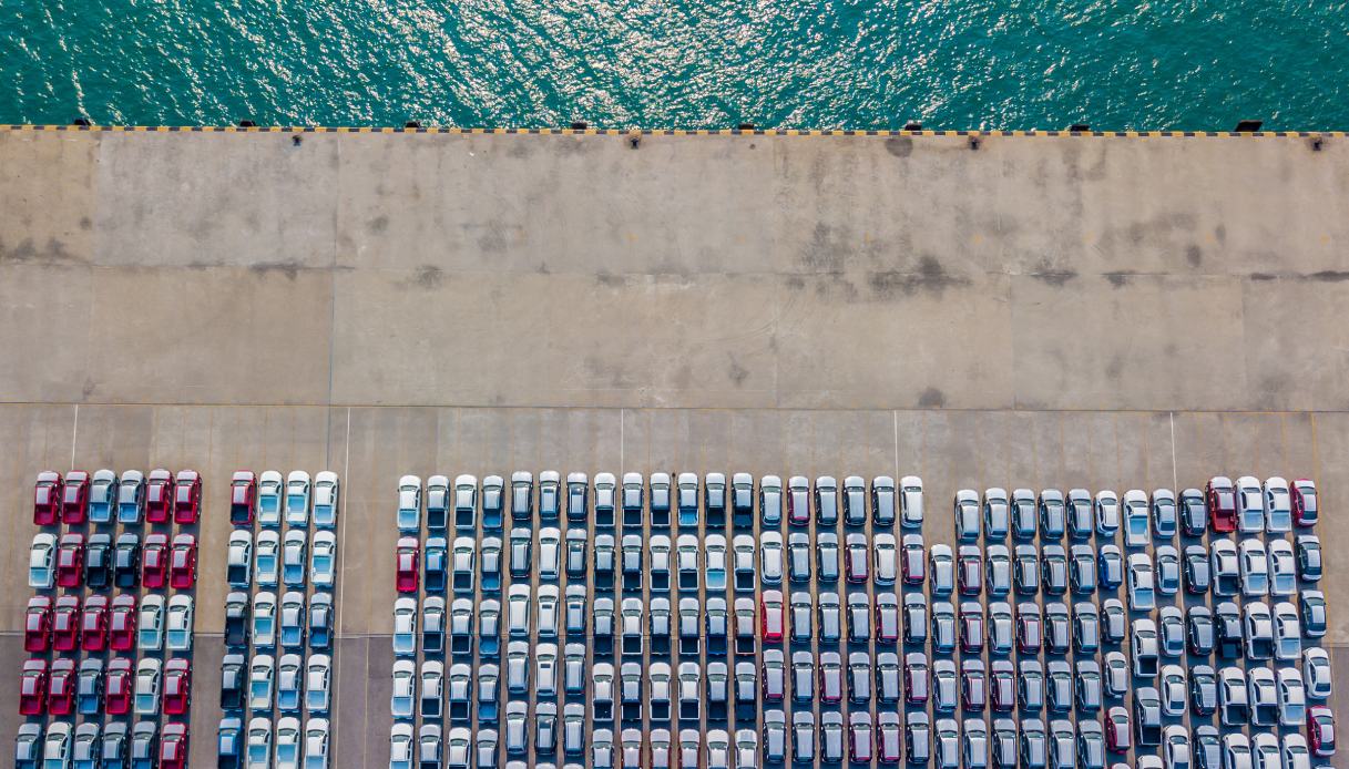 L'invasione di Leapmotor T03, piazzali pieni al porto di Livorno