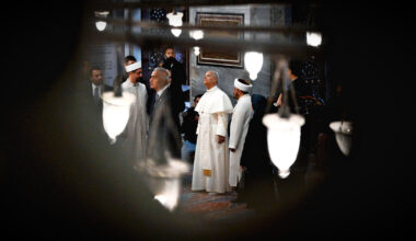 Papa Leone in visita alla Moschea Blu di Istanbul: entra scalzo ma non prega