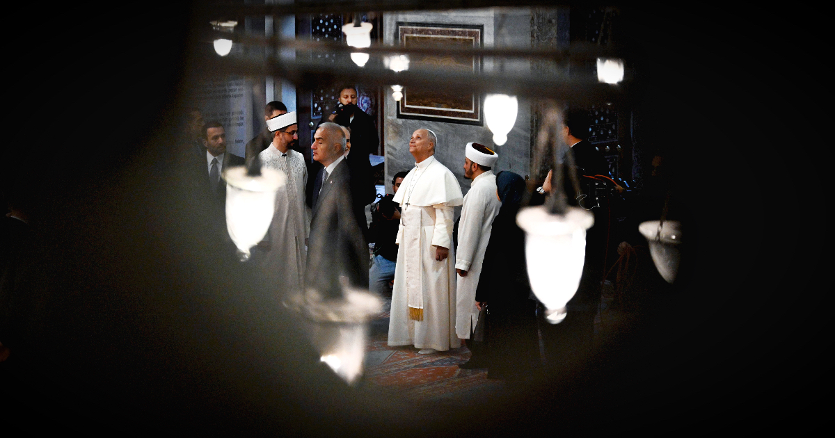 Papa Leone in visita alla Moschea Blu di Istanbul: entra scalzo ma non prega