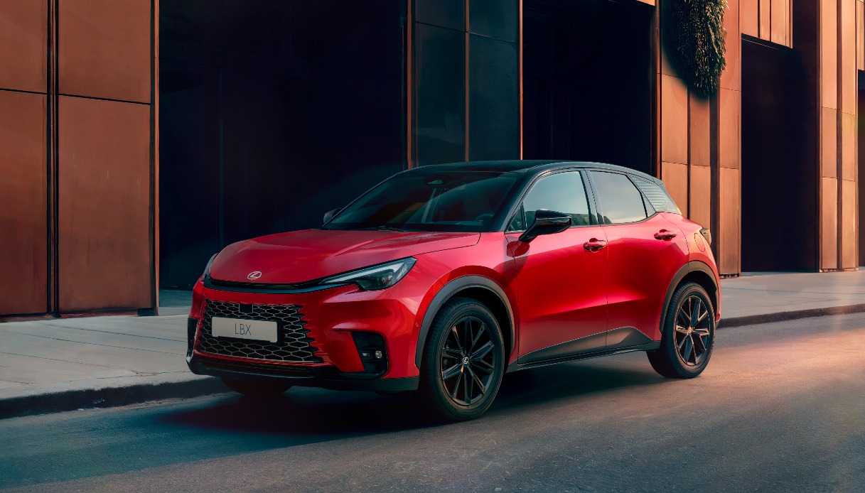 Lexus lancia la LBX Vibrant Edition, serie speciale dal look accattivante