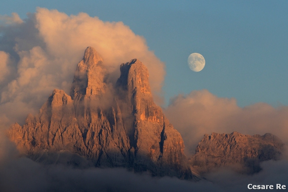 Sass Maor e Velo della Madonna al tramonto. La luna era “molto grande”. Il cielo era piuttosto luminoso. Non è stato difficile misurare l’esposizione e avere dettaglio sia sulla luna, sia sulle cime. Uno spettacolo straordinario! Nikon D 700, Nikkor 80-200 2,8 AFD; iso 200, f 11, 1/50 di sec, - EV 1,7, treppiede. Focale 135 mm.